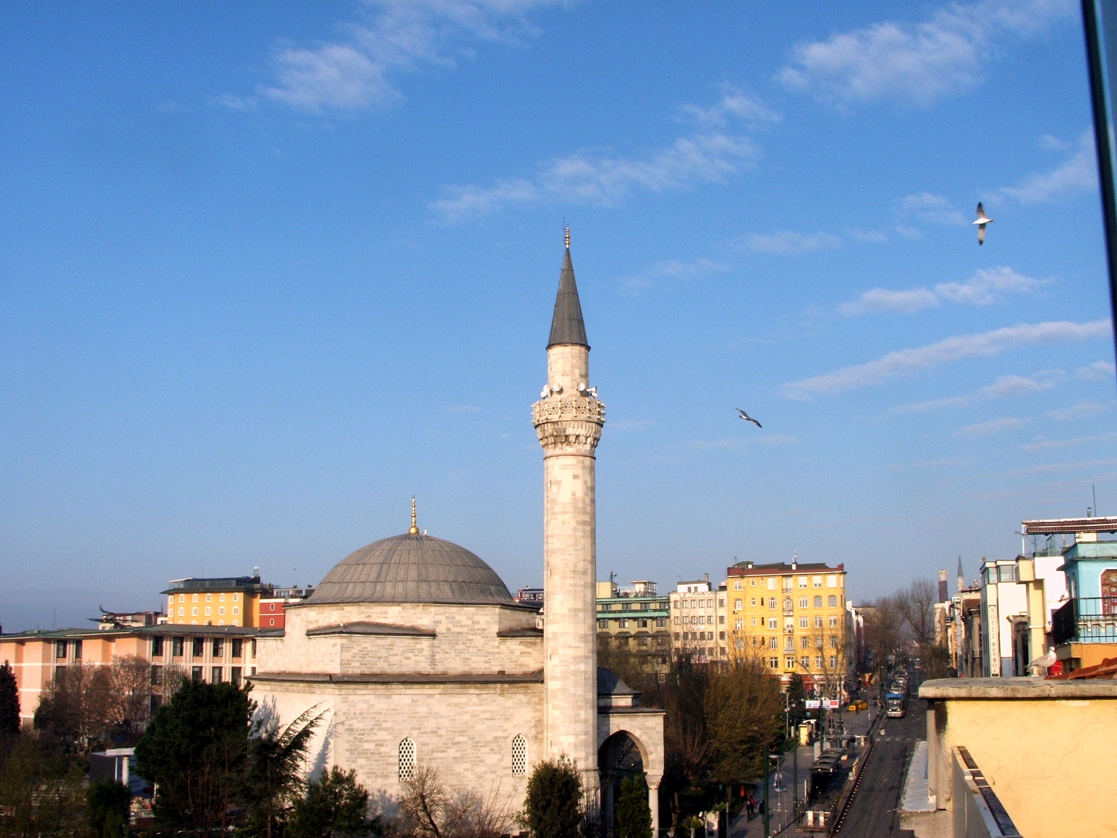 Divan Jol kroz prozor doruckovaonice