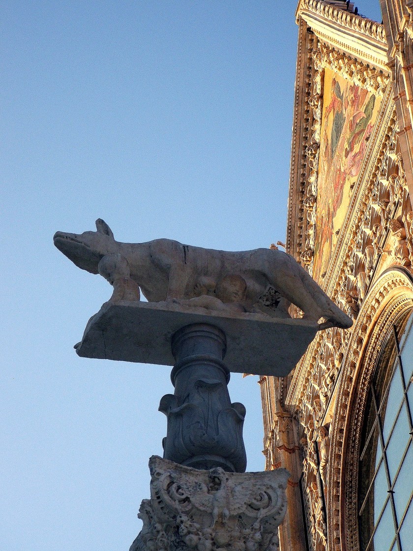 Sijena: Duomo: fasada, Lupa (Remana, sjeneka kola, XIII), 18. Sept 2007.