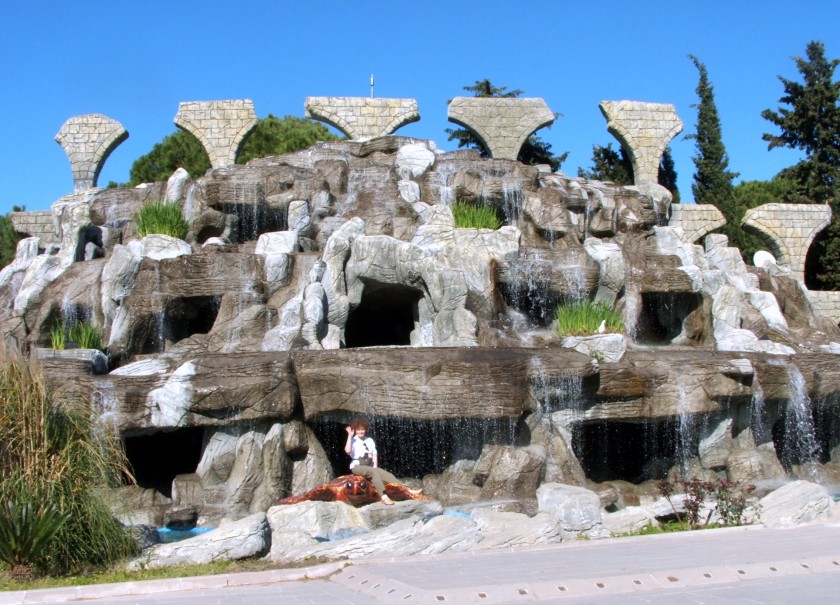 Antalya 21Mar2010: Belek: vestacli vodopad, vestacka kornjaca i lazni akvadukt