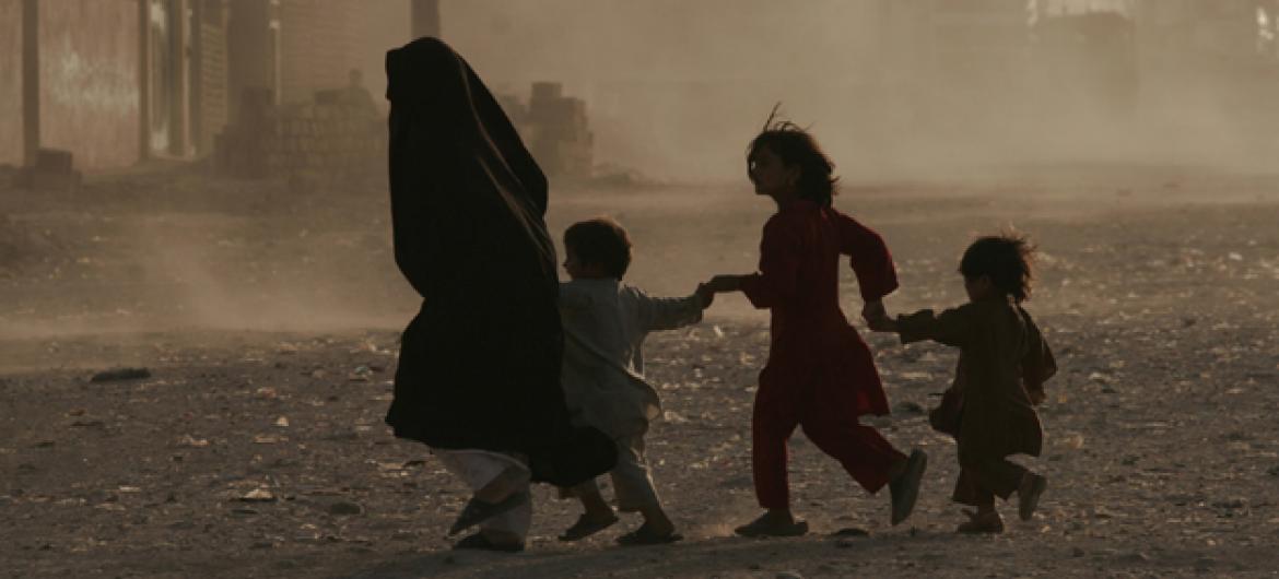 AfghanMotherwithChildren-6FEB17-625-415