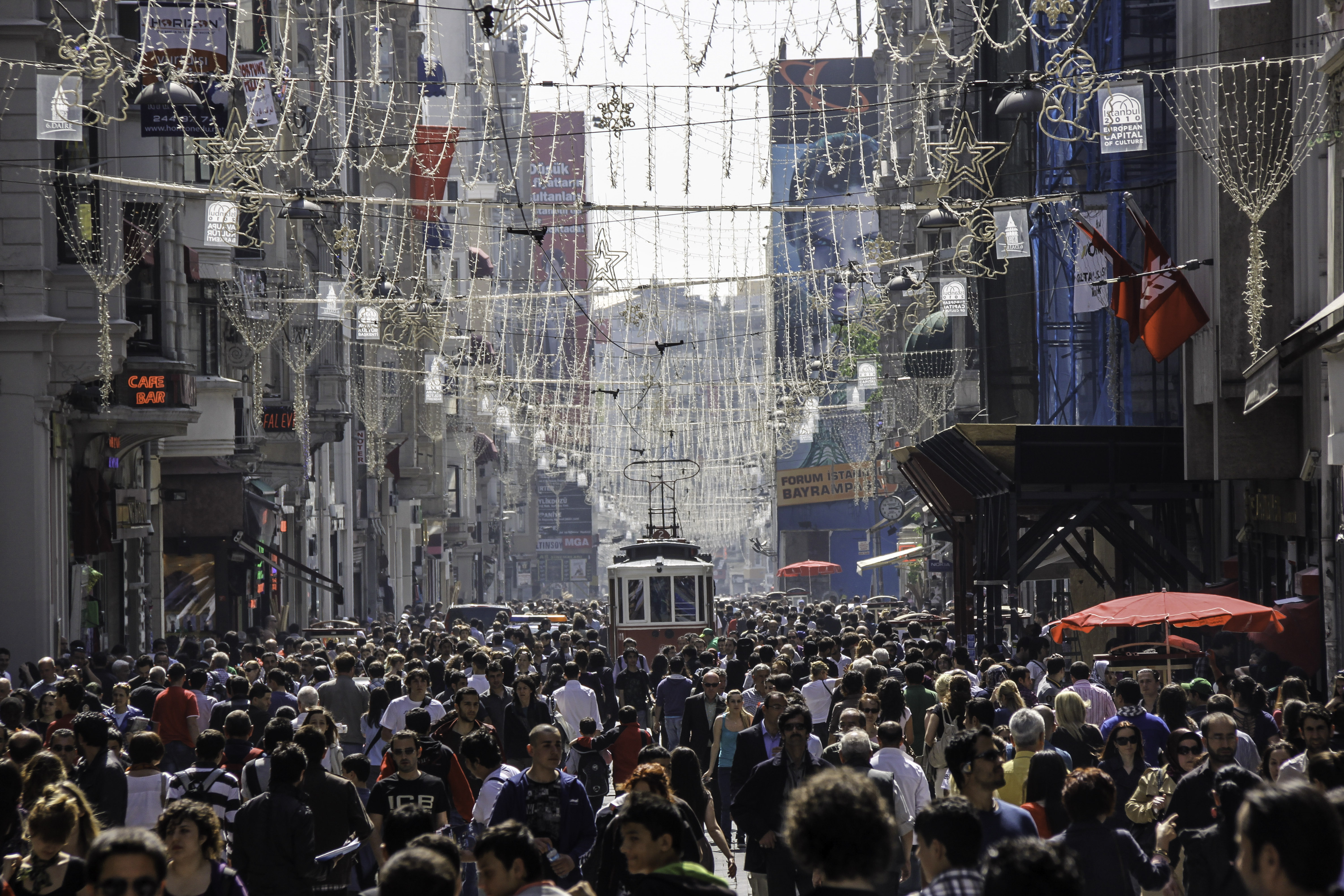 busy-afternoon-in-istikal-istanbul-turkey